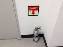 6층 문서고(2개 구비) : 소화설비(가스식 휴대용소화기) 사진